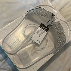 Wild diva Sz 10 clear slippers NWT